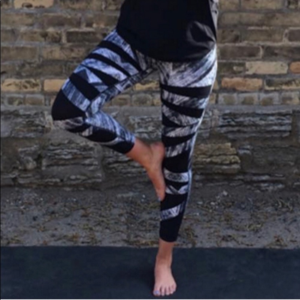 Lululemon High Times heat wave white/black size: 6